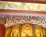 黄金の仏像と天井の挿絵